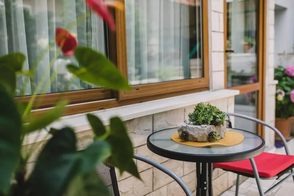 Marjan Hill 3-Br Apt,5 Guests Private Garden Near Beach Split Apartment