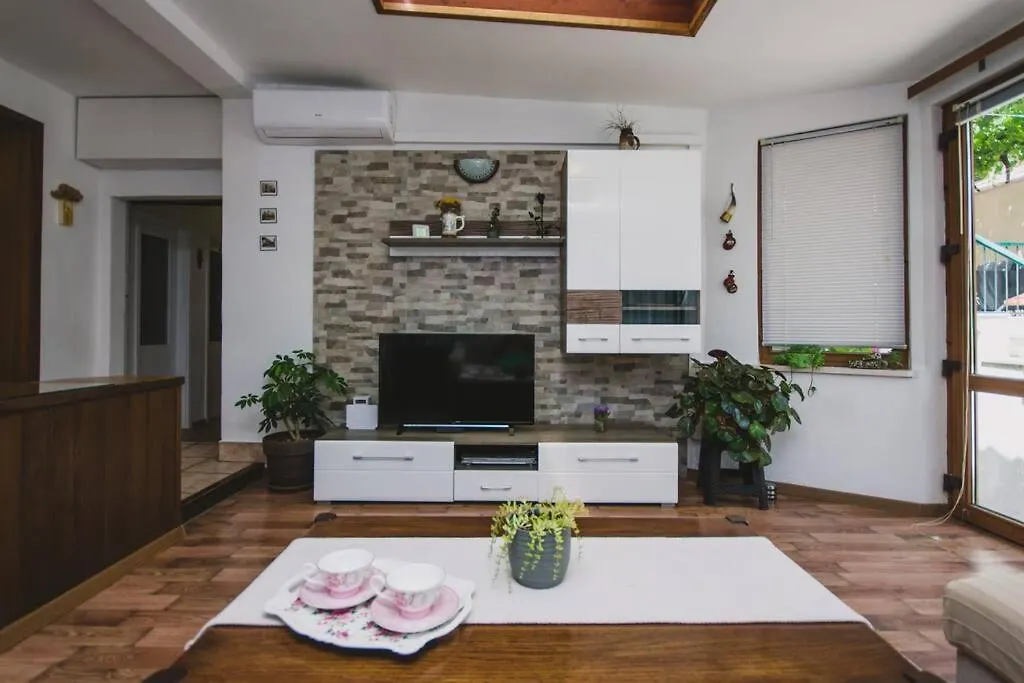 Marjan Hill 3-Br Apt,5 Guests Private Garden Near Beach Split