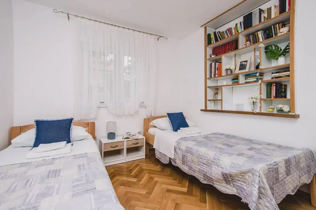 Marjan Hill 3-Br Apt,5 Guests Private Garden Near Beach Split Apartment