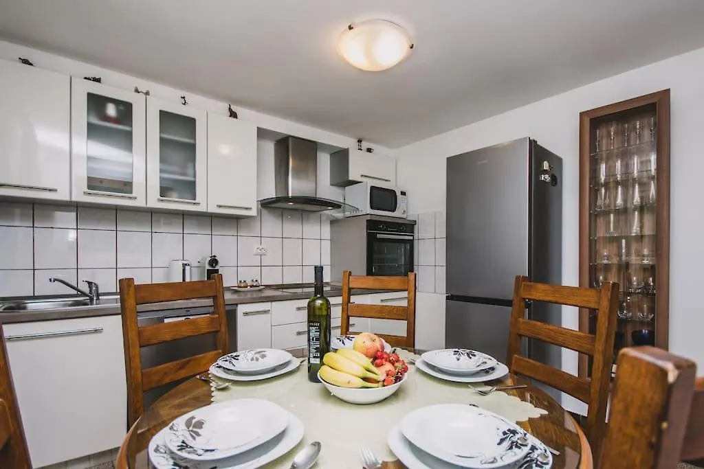 Marjan Hill 3-Br Apt,5 Guests Private Garden Near Beach Split Apartment