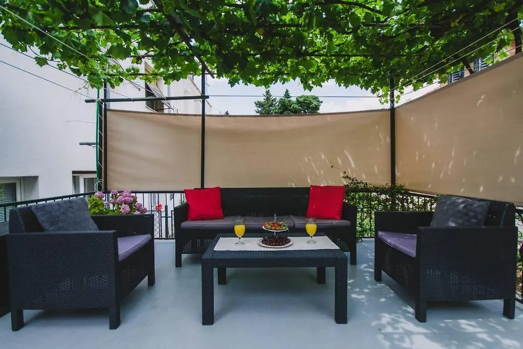 Marjan Hill 3-Br Apt,5 Guests Private Garden Near Beach Split