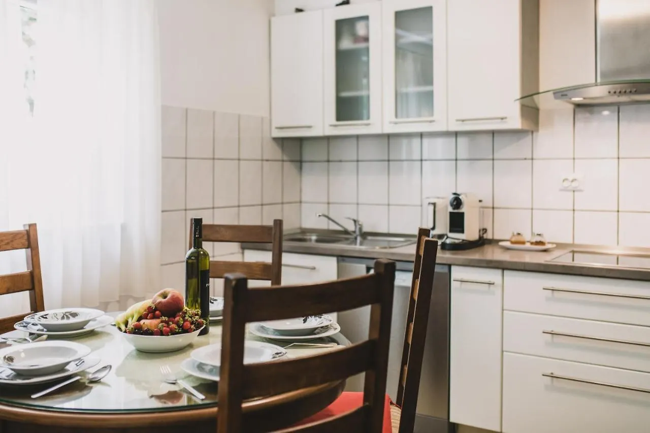 Marjan Hill 3-Br Apt,5 Guests Private Garden Near Beach Split Apartment