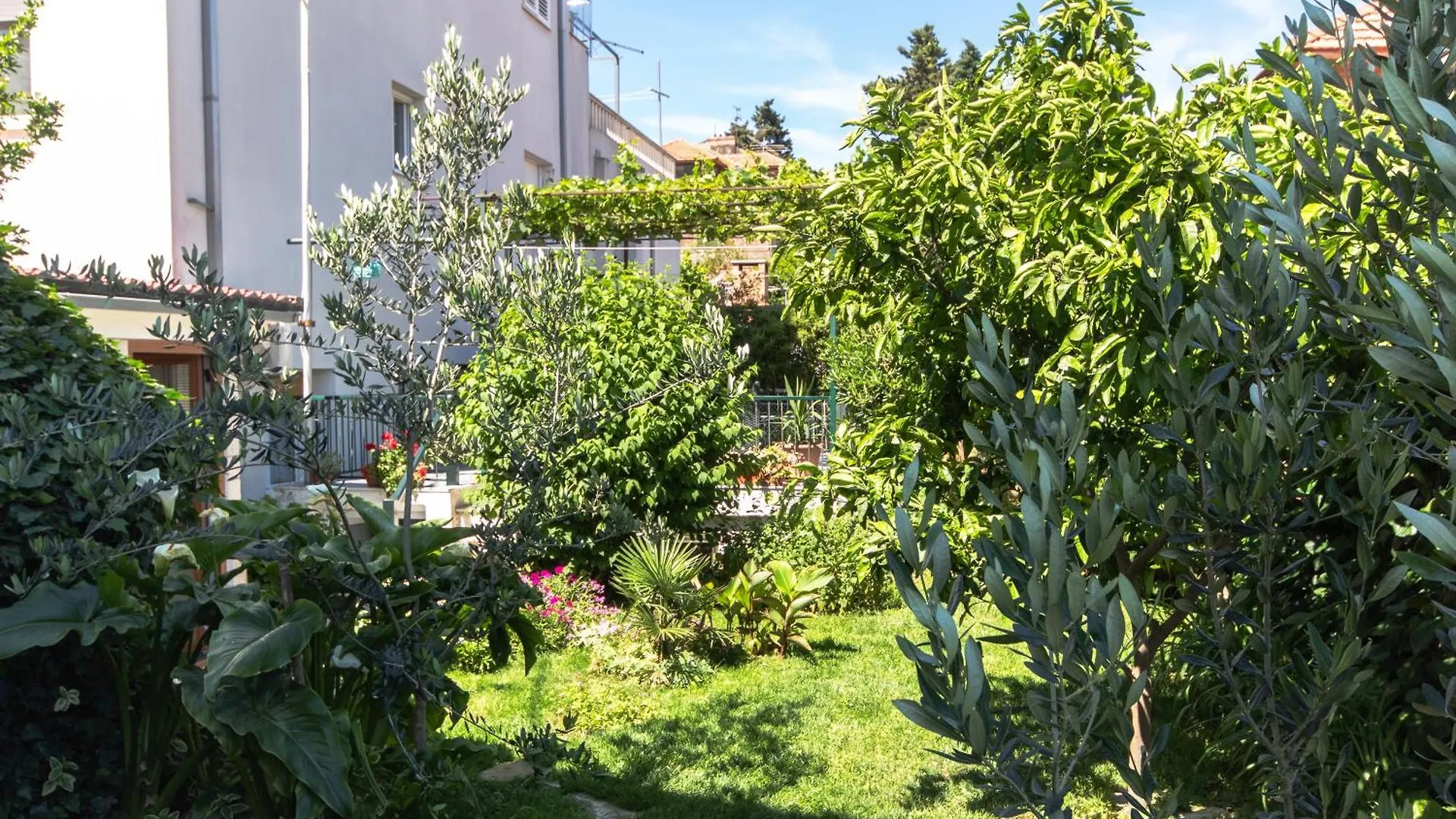 Marjan Hill 3-Br Apt,5 Guests Private Garden Near Beach Split Apartment