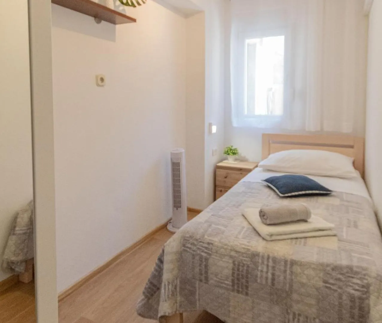 Marjan Hill 3-Br Apt,5 Guests Private Garden Near Beach Split Apartment