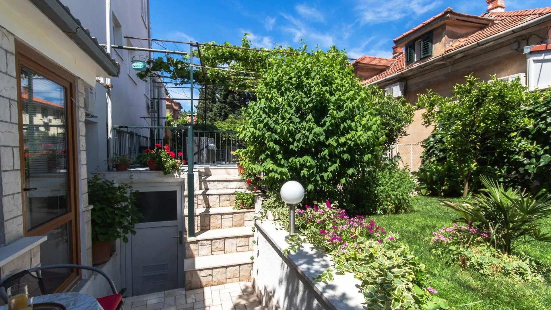 Marjan Hill 3-Br Apt,5 Guests Private Garden Near Beach Split 0*,