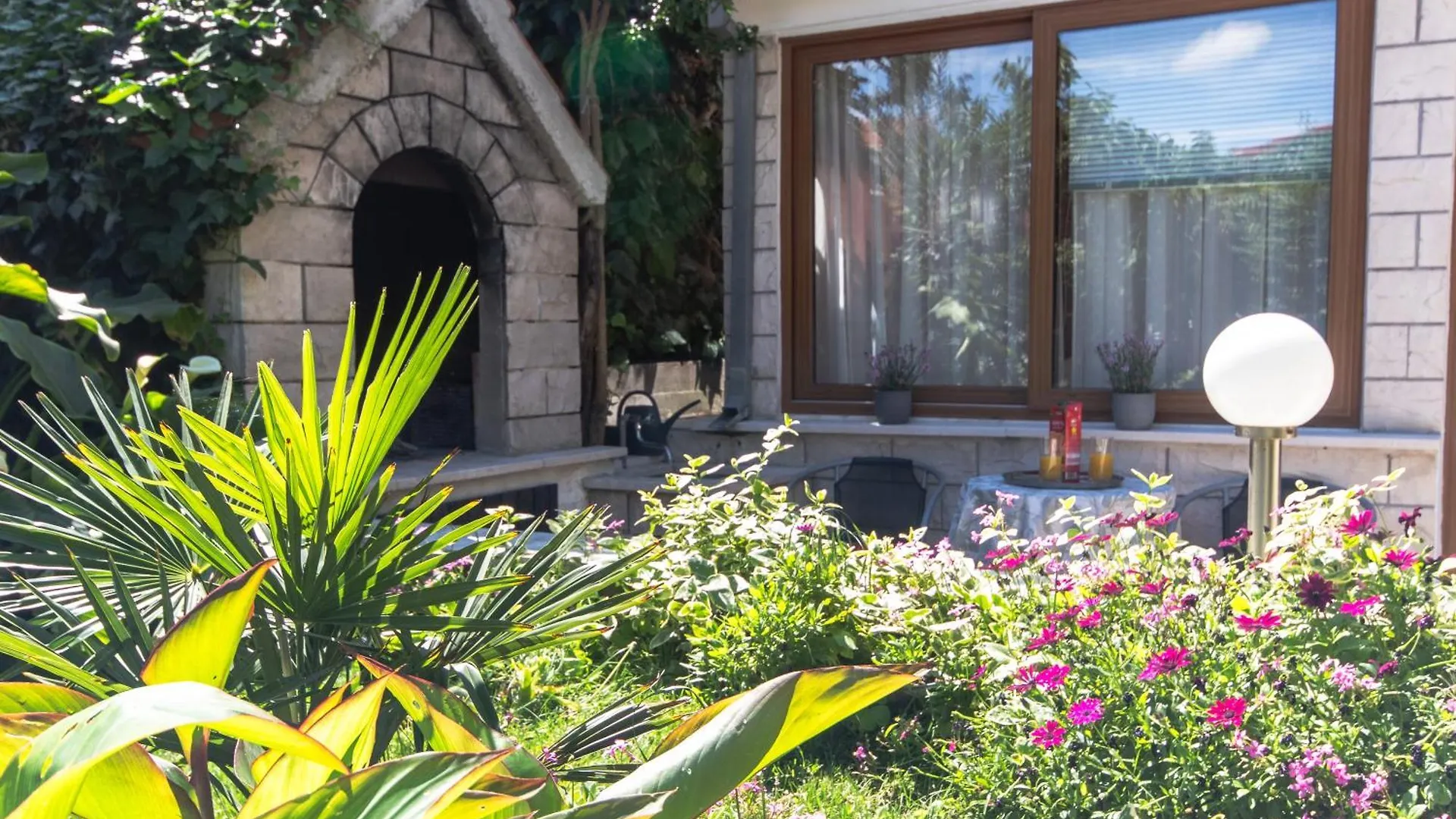Marjan Hill 3-Br Apt,5 Guests Private Garden Near Beach contacts