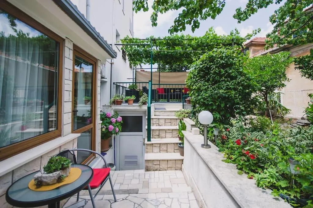 Marjan Hill 3-Br Apt,5 Guests Private Garden Near Beach Split
