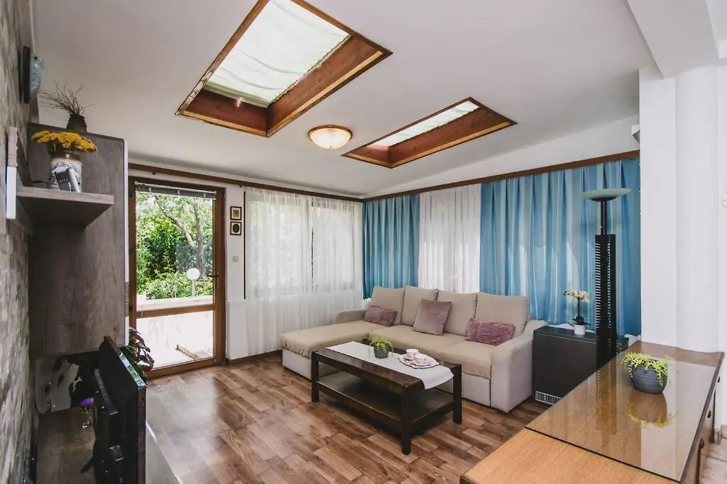 Marjan Hill 3-Br Apt,5 Guests Private Garden Near Beach Split